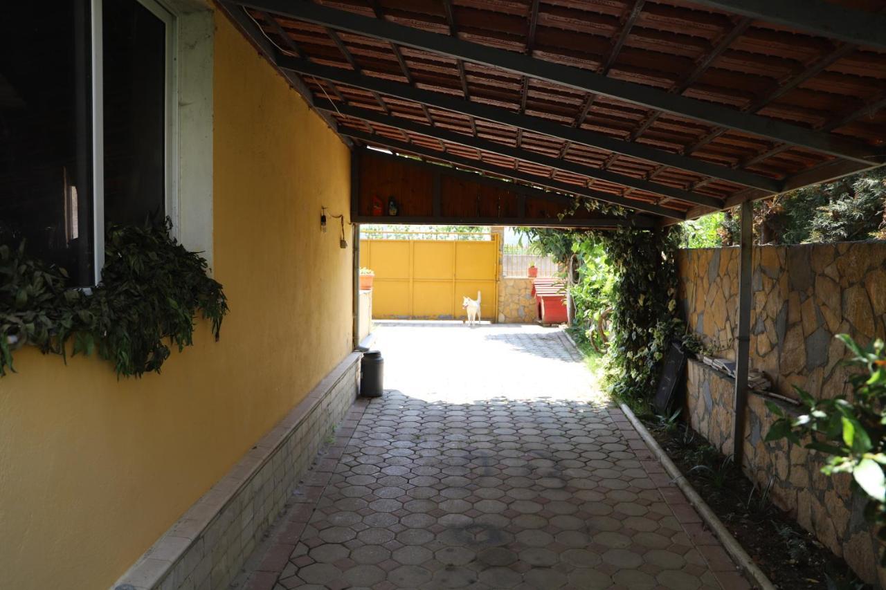 Raisa Guesthouse 12 เบราท ภายนอก รูปภาพ