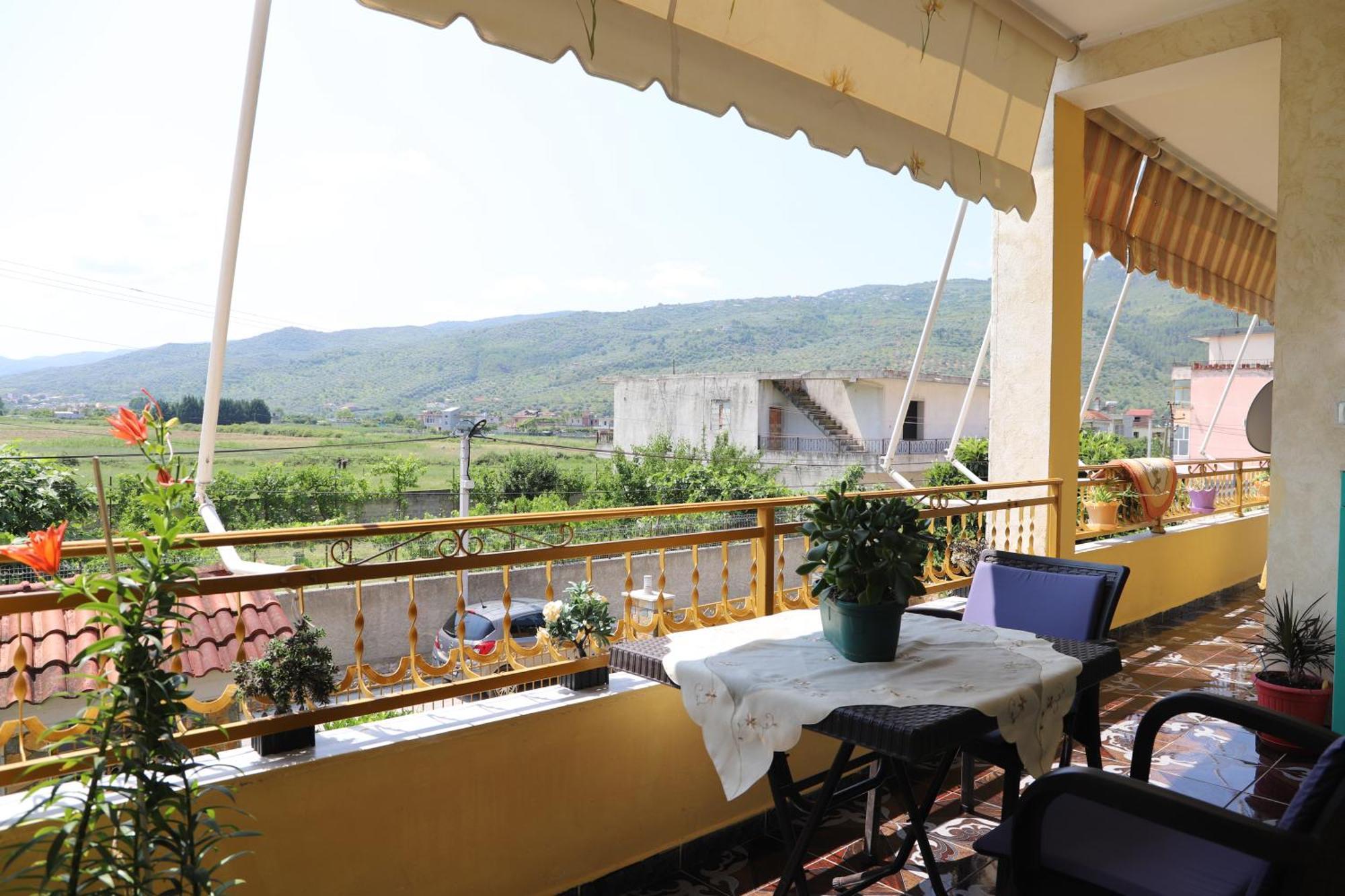 Raisa Guesthouse 12 เบราท ภายนอก รูปภาพ