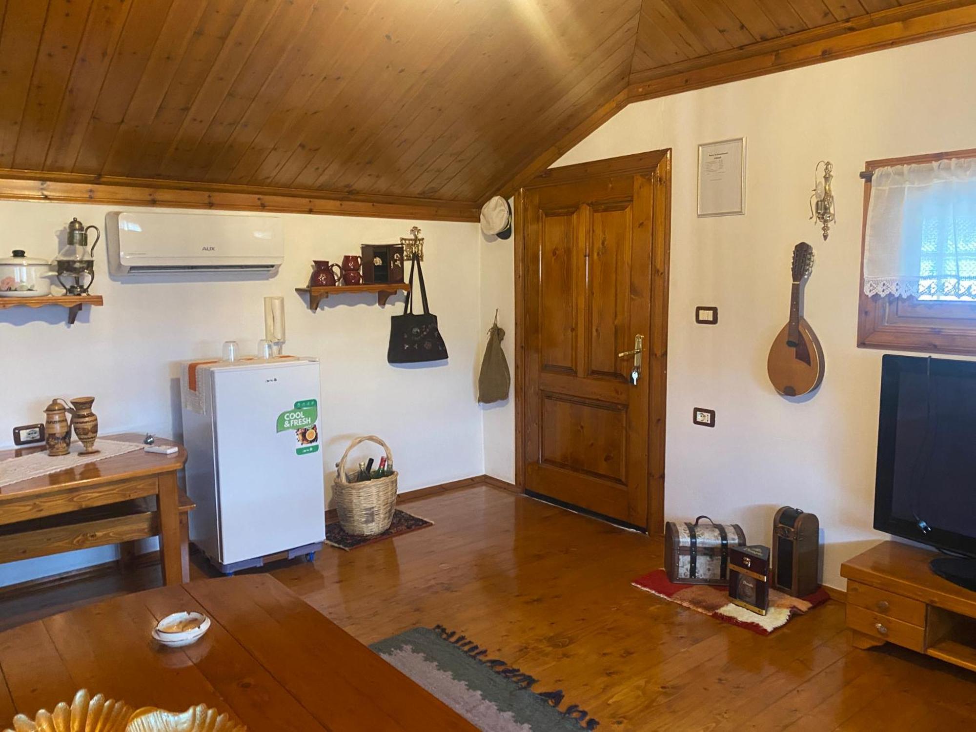 Raisa Guesthouse 12 เบราท ภายนอก รูปภาพ